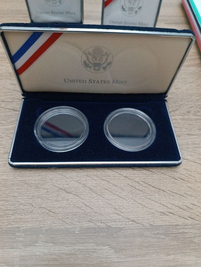 Scatole per monete o distintivi