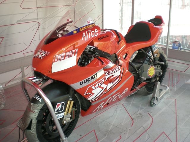 Cappellino Ducati autografato 