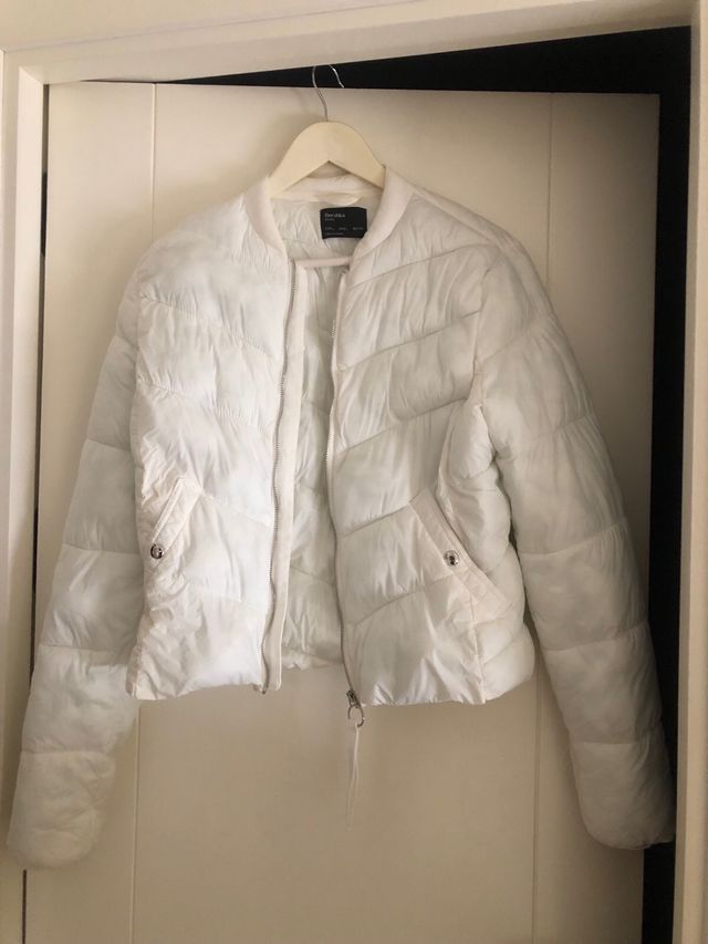 Plumas blanco corto Bershka blanco.