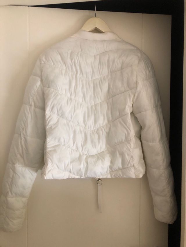 Plumas blanco corto Bershka blanco.