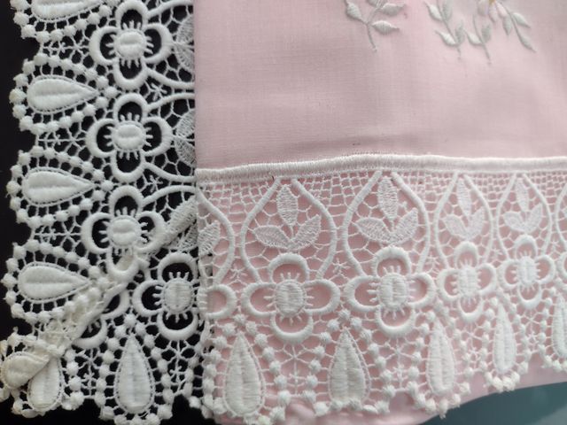 sabanas color rosa ,bordadas a mano con encaje .