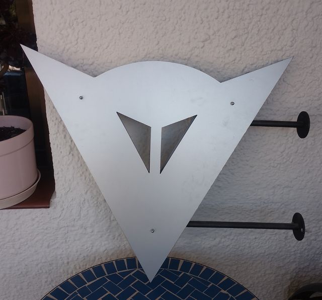 Logo DAINESE en hierro.