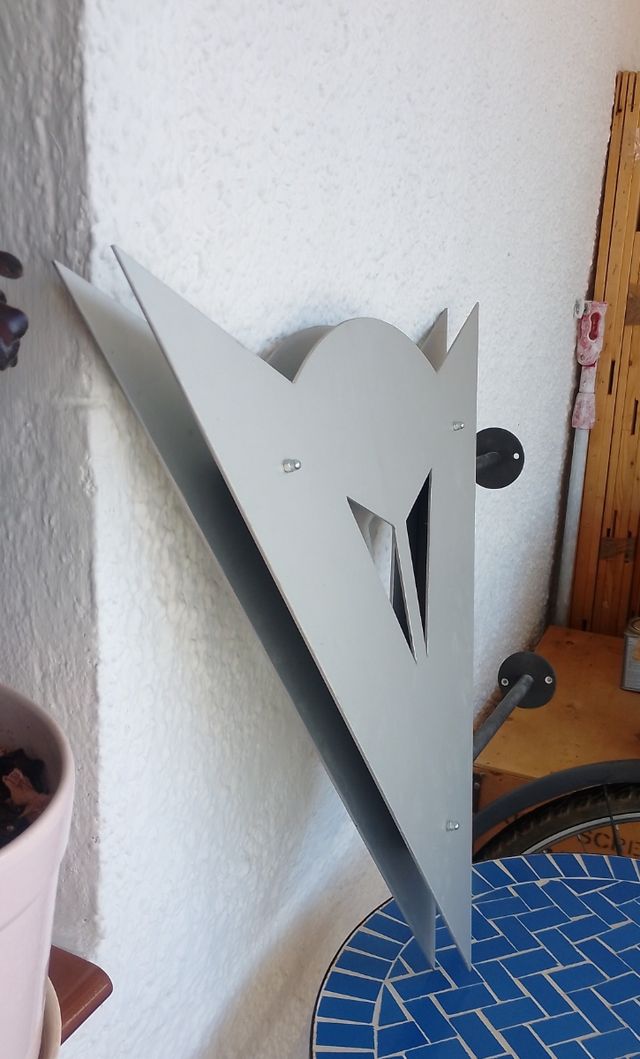 Logo DAINESE en hierro.