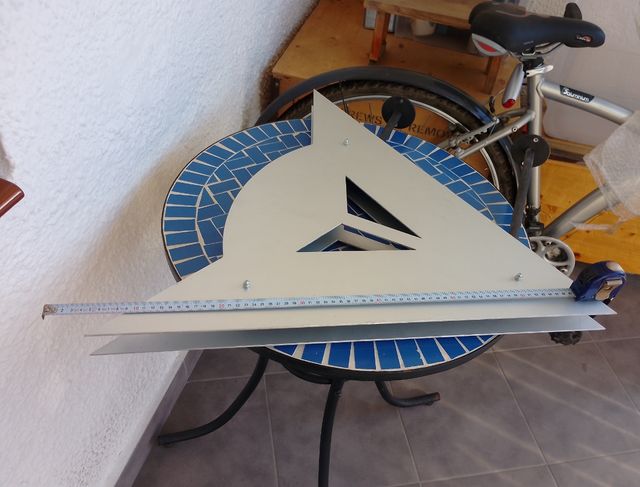 Logo DAINESE en hierro.