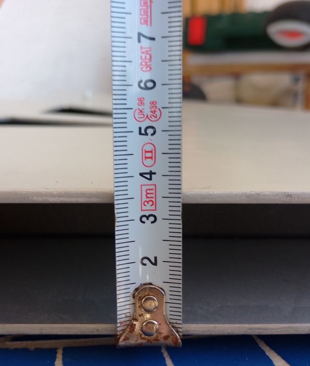 Logo DAINESE en hierro.