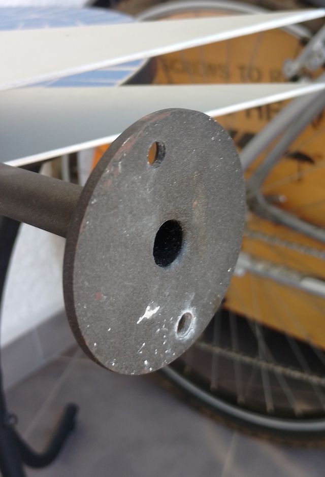 Logo DAINESE en hierro.