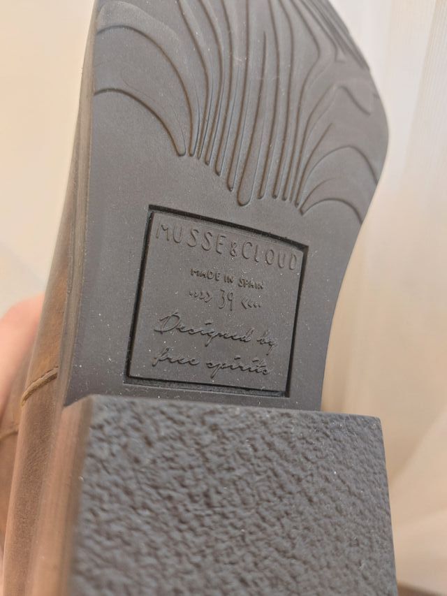 Botas de piel marrón