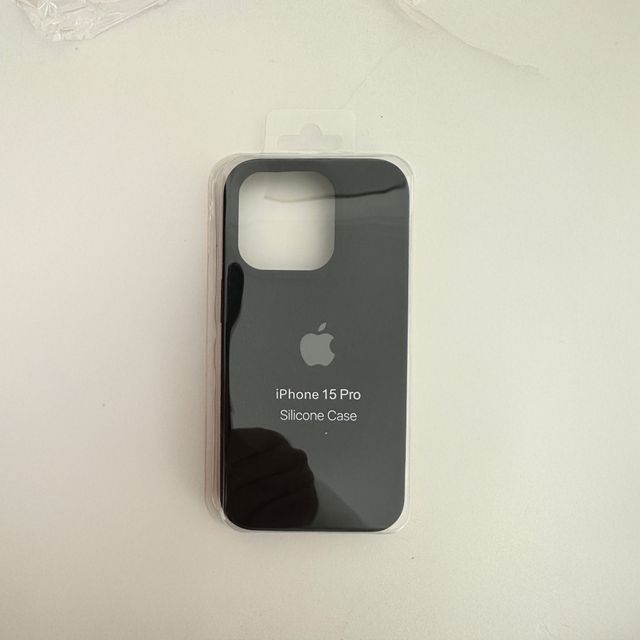 Funda iPhone 15 Pro con manzana color negro