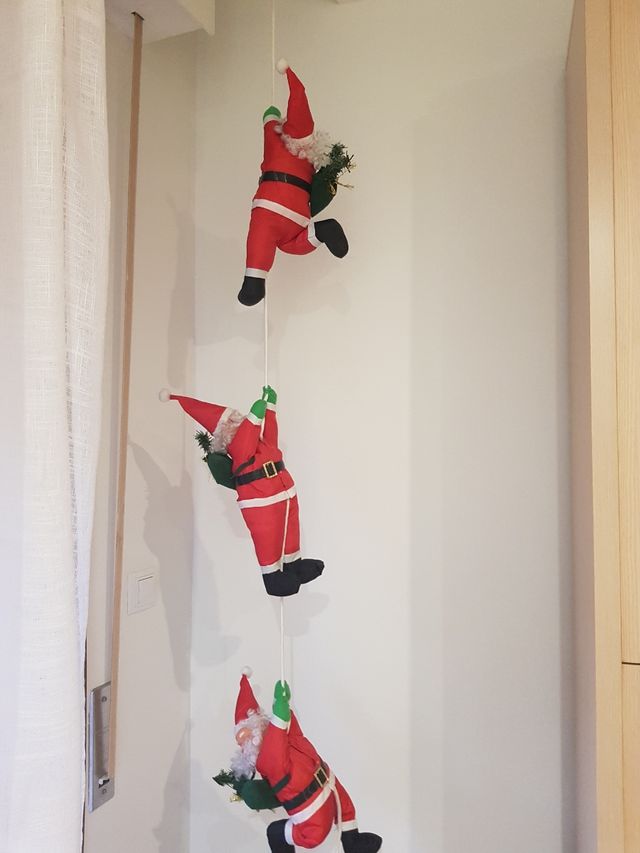 Santa claus escalando