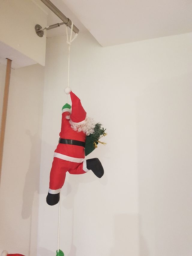 Santa claus escalando