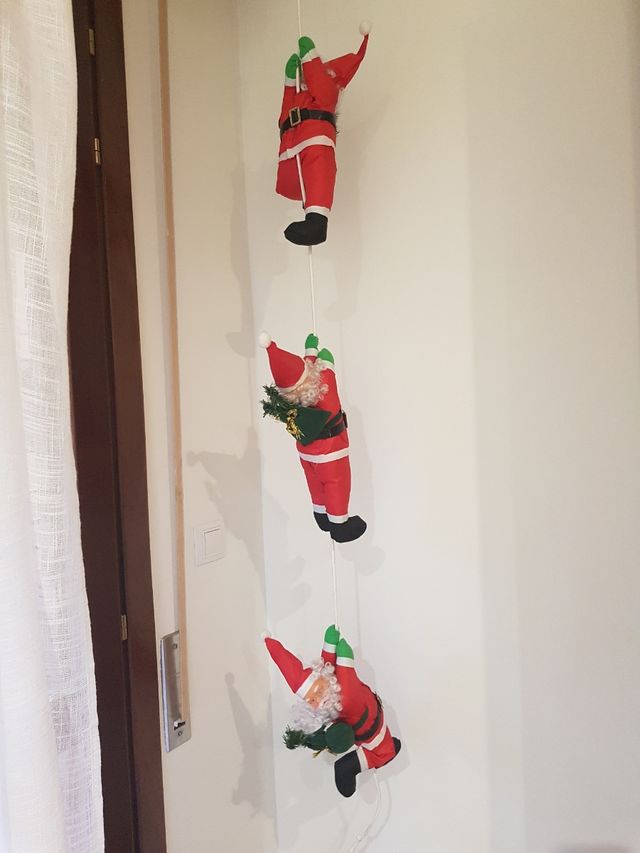 Santa claus escalando