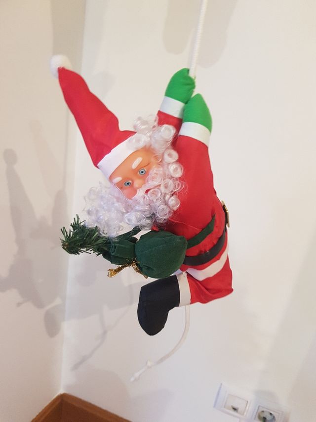 Santa claus escalando