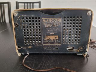Radio antigua Marconi UM-147