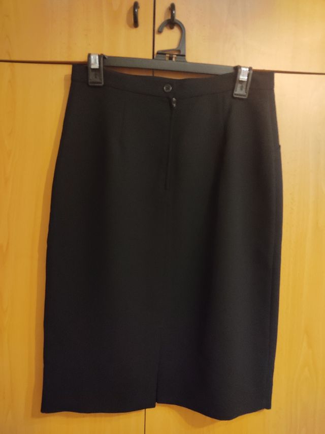Falda de traje negra