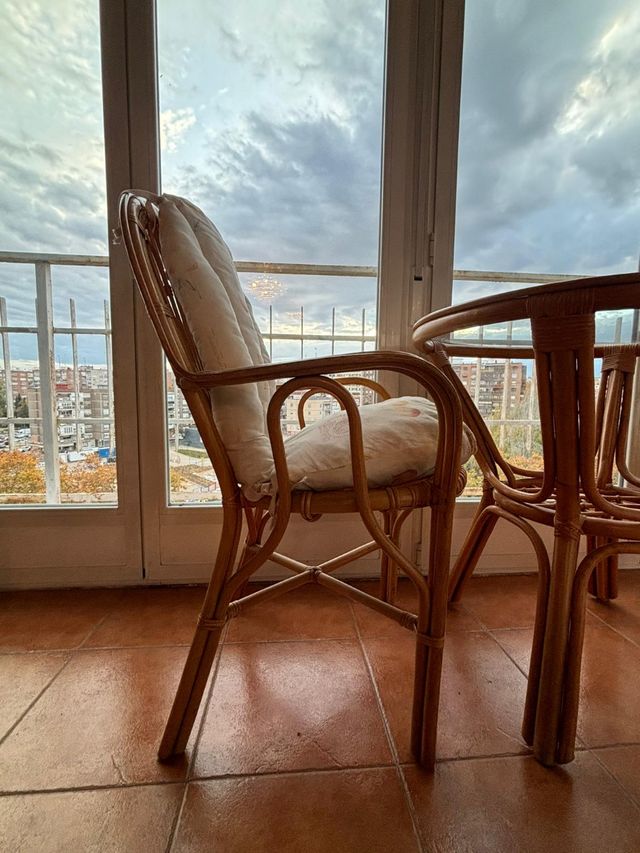 Conjunto de mesa y dos sillas