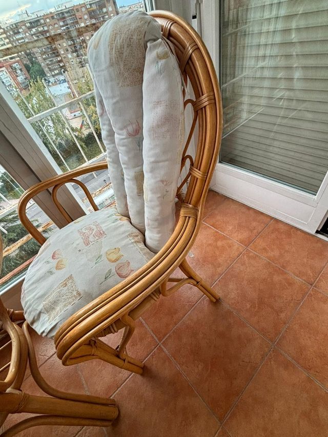 Conjunto de mesa y dos sillas