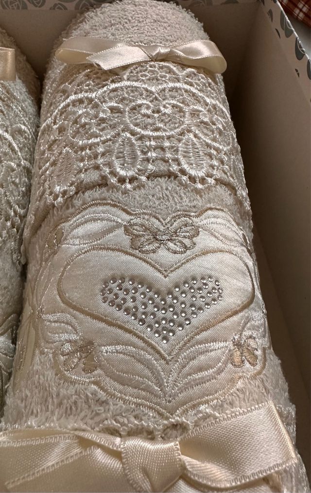 Asciugamani pizzo e cristalli