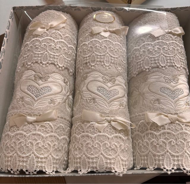 Asciugamani pizzo e cristalli