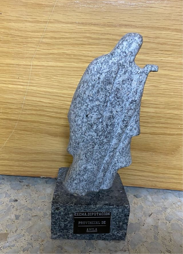 Escultura granito Santa Teresa Avila