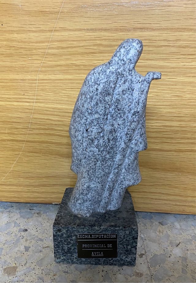 Escultura granito Santa Teresa Avila