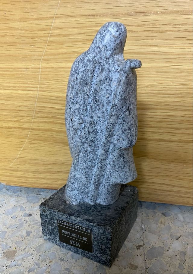 Escultura granito Santa Teresa Avila