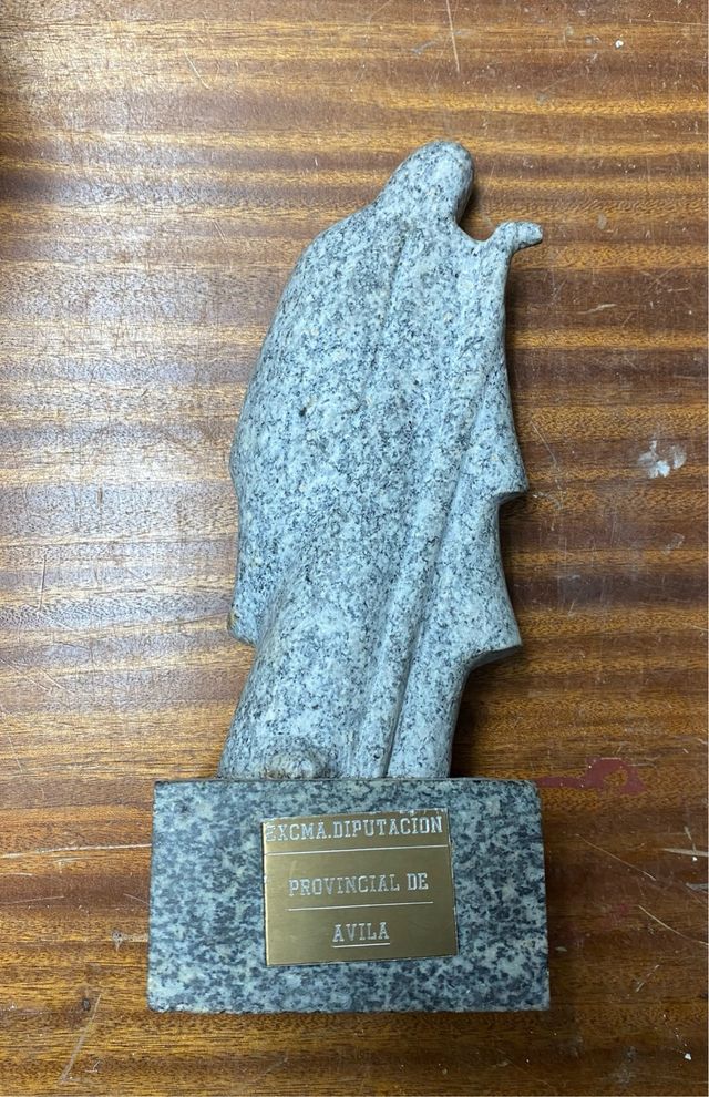 Escultura granito Santa Teresa Avila