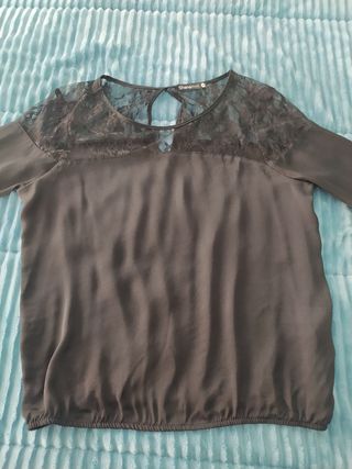 Blusa negra con encaje 