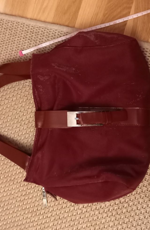 Bolso mano y hombro.