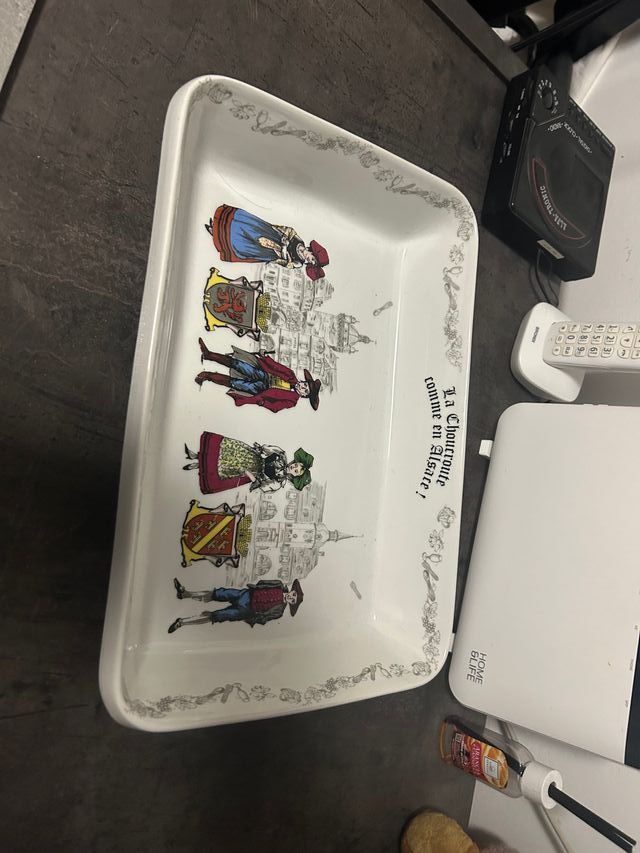 Vassoio teglia in ceramica disegnato a mano