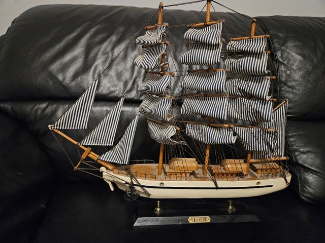 Modello antico di veliero in legno