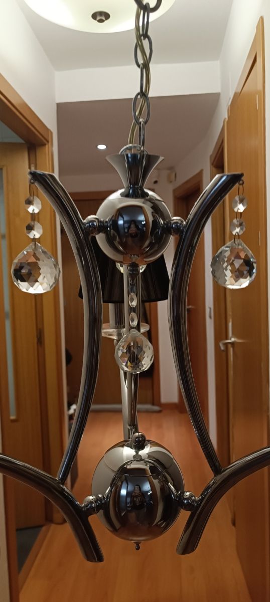 Lámpara de techo plateada y negra 