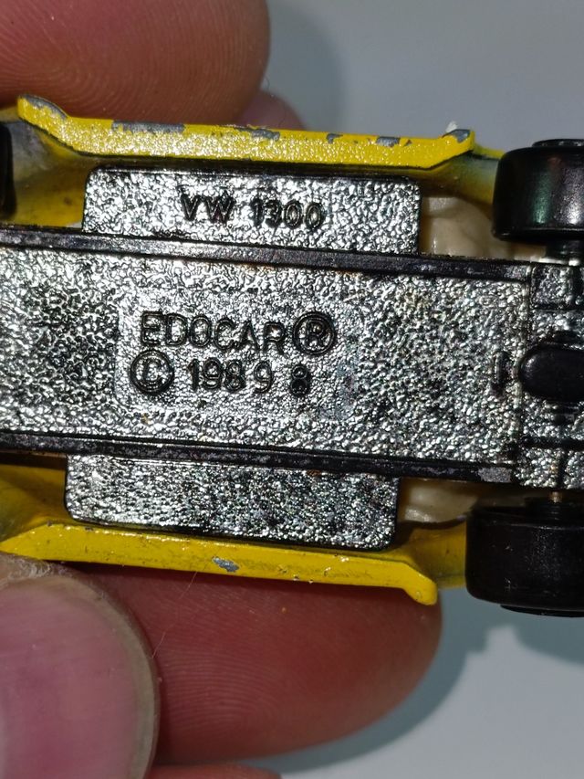 VOLKSWAGEN ESCARABAJO 1300 1/64 EDOCAR