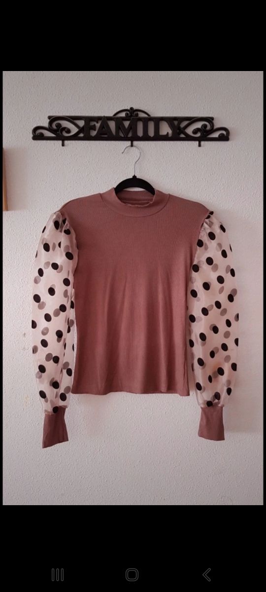 Blusa con manga transparente de lunares
