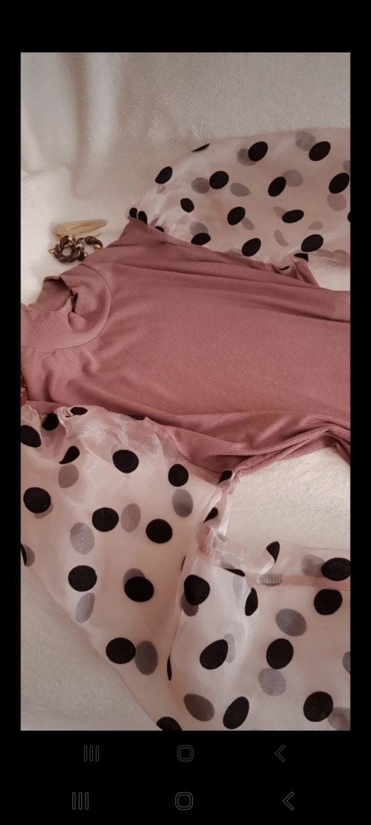 Blusa con manga transparente de lunares