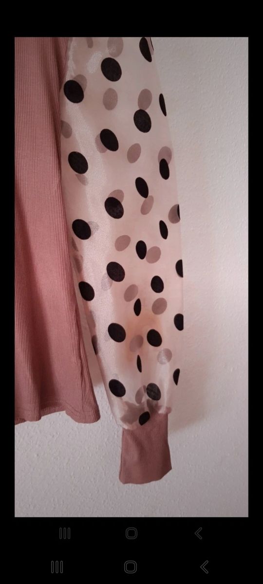 Blusa con manga transparente de lunares