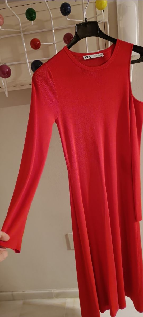 Vestido rojo con hombro al descubierto