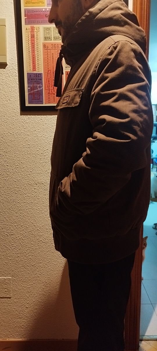 Chaqueta con capucha