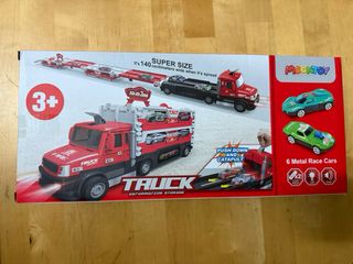 Camión de jueguete con coches