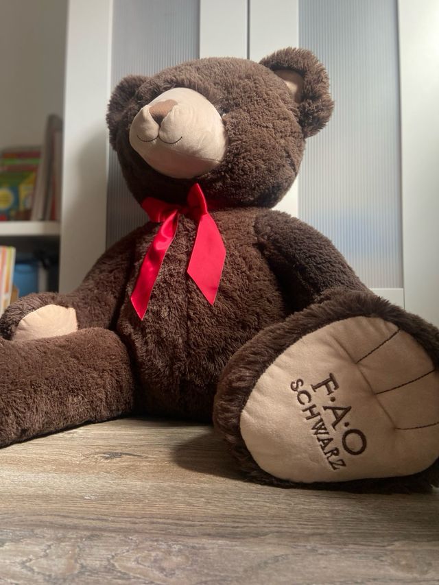 Oso de peluche gigante de la marca FAO Schwarz