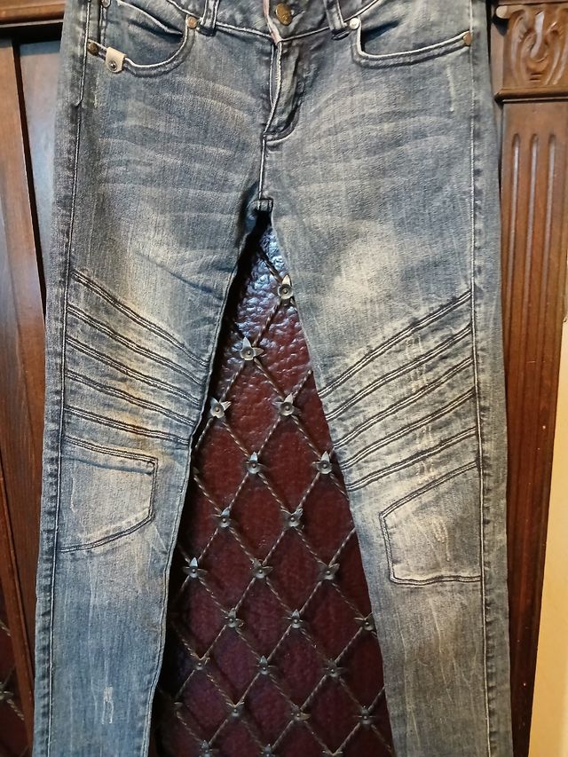 Jeans  blu con cuciture sul davanti