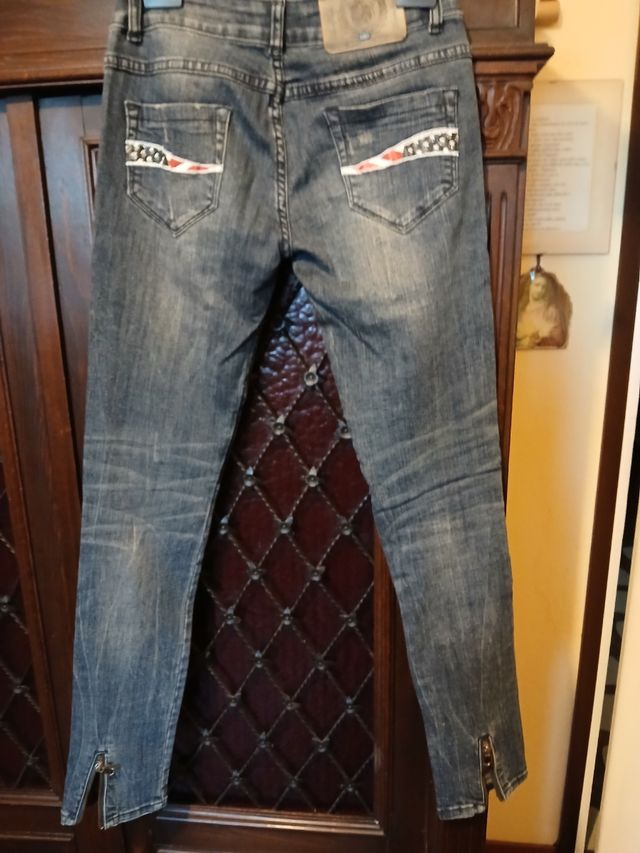 Jeans  blu con cuciture sul davanti