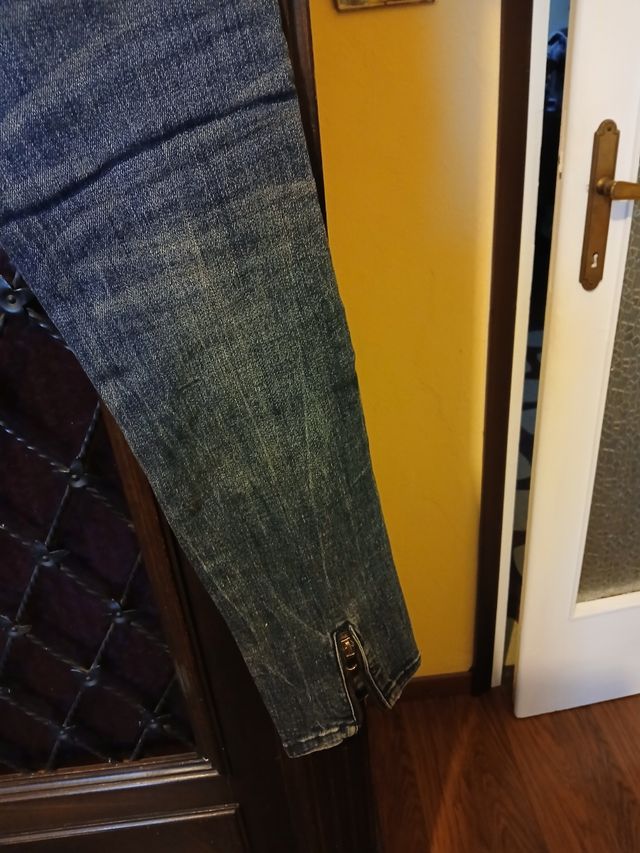 Jeans  blu con cuciture sul davanti