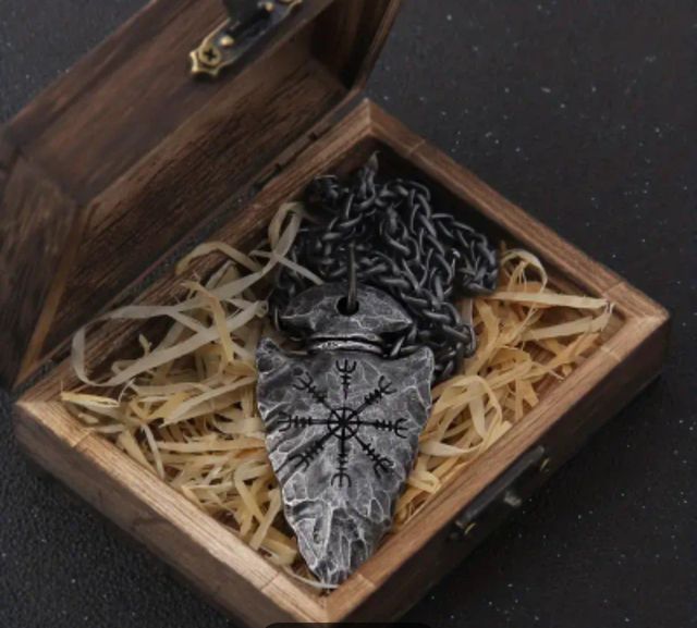 Colgante punta de lanza runa vikinga