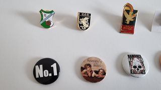 Lote de 32 pins y chapas