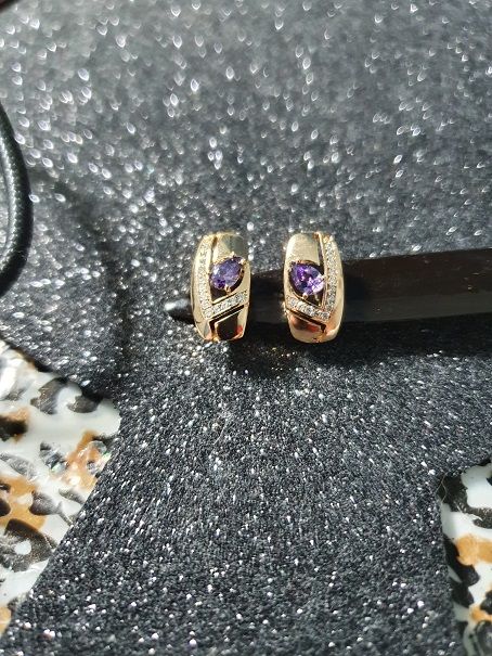 Pendientes con piedra violeta