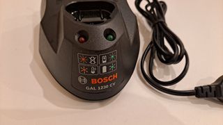 Cargador bosch 12V 3A