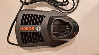 Cargador bosch 12V 3A