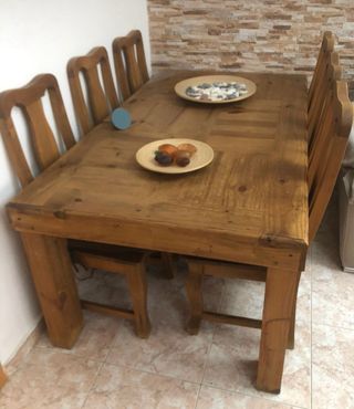 Mesa y sillas de madera maciza.