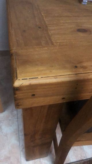 Mesa y sillas de madera maciza.