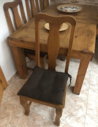 Mesa y sillas de madera maciza.